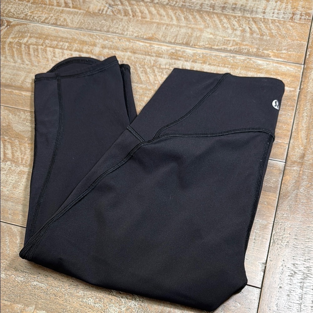 Lululemon black cropped leggings with mesh detail size 6